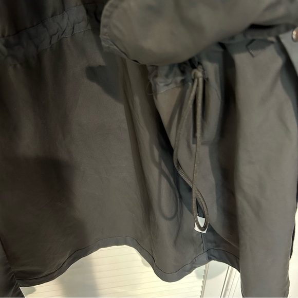 Everlane Lightweight Anorak - Picture 6 of 6